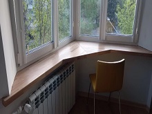 Угловой стол-подоконник из дерева, сращенный массив