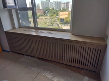 Подоконник с декоративным экраном, массив дерева